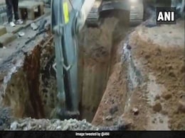 मुंगेर में बोरवेल में गिरी तीन साल की बच्ची 30 घंटे बाद बाहर निकाली गई, देखें- VIDEO मुंगेर में बोरवेल में गिरी तीन साल की बच्ची 30 घंटे बाद बाहर निकाली गई, देखें- VIDEO