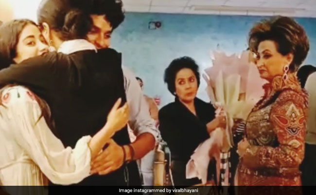 'धड़क' स्क्रीनिंग पर रेखा ने जाह्नवी-ईशान को लगाया गले, कुछ यूं हुए इमोशनल... देखें वीडियो