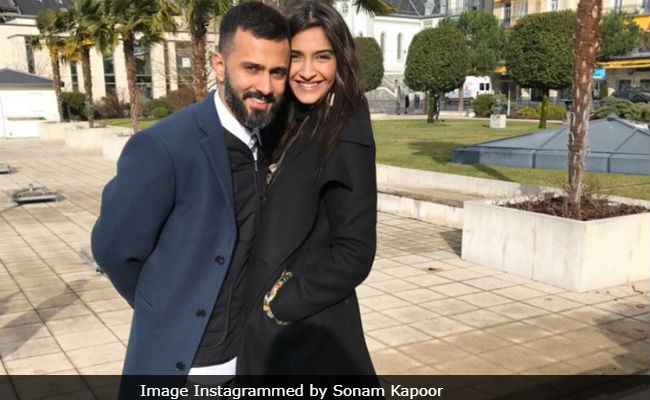 Sonam Kapoor's Not-So-Surprise Visitor During Night Shoot Of <i>The Zoya Factor</i>