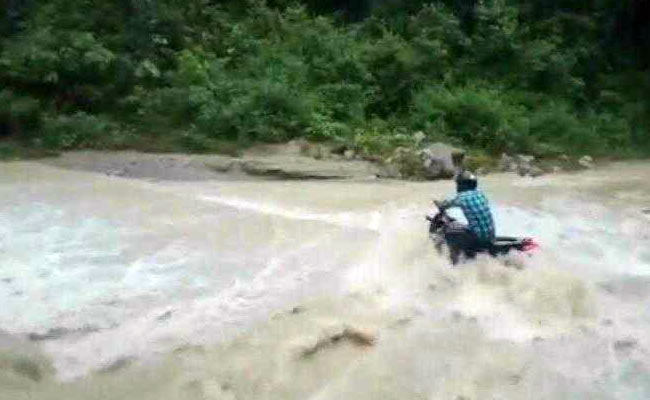 उफनते नाले में स्टंटबाजी पड़ी महंगी, शख्स की जान जाते-जाते बची, देखें- VIDEO