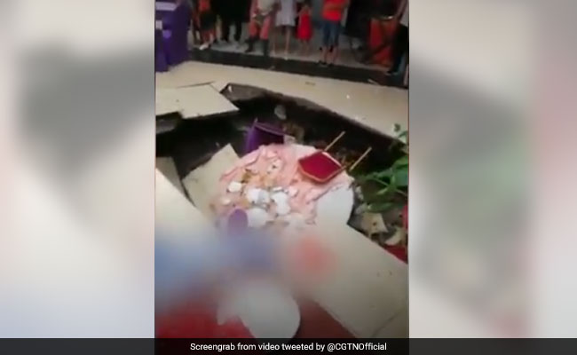 Floor Collapses As Diners Eat At Restaurant, Six Fall Into Hole