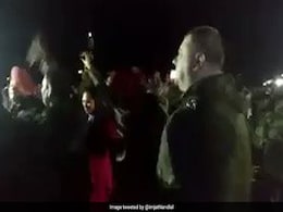 भारत और पाकिस्तान की आर्मी ने एक साथ किया बॉलीवुड गाने पर डांस, वायरल हुआ VIDEO भारत और पाकिस्तान की आर्मी ने एक साथ किया बॉलीवुड गाने पर डांस, वायरल हुआ VIDEO