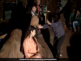 Video: दिव्यांका त्रिपाठी के सिर पर इस शख्स ने मारा पत्थर, आगे जो हुआ कर देगा हैरान Video: दिव्यांका त्रिपाठी के सिर पर इस शख्स ने मारा पत्थर, आगे जो हुआ कर देगा हैरान