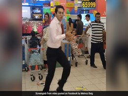 पाकिस्तान में इस शख्स ने मॉल के अंदर किया पंजाबी गाने पर डांस, जमकर बजी सीटियां पाकिस्तान में इस शख्स ने मॉल के अंदर किया पंजाबी गाने पर डांस, जमकर बजी सीटियां