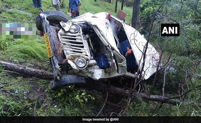 उत्तराखंड के टिहरी में तेज रफ्तार वाहन गहरी खाई में गिरा, 2 की मौत और 10 घायल