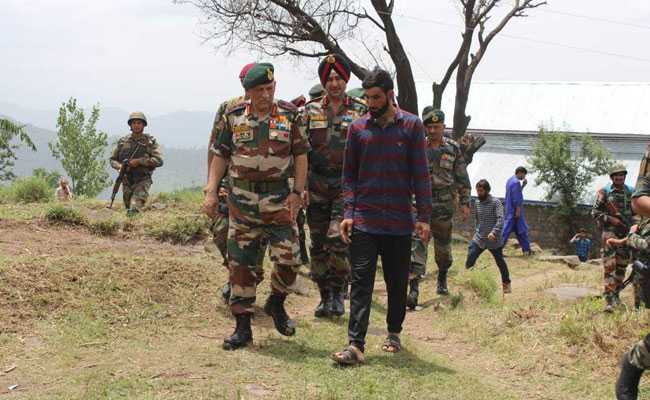 जनरल बिपिन रावत राइफलमैन औरंगजेब के परिवार से मिले