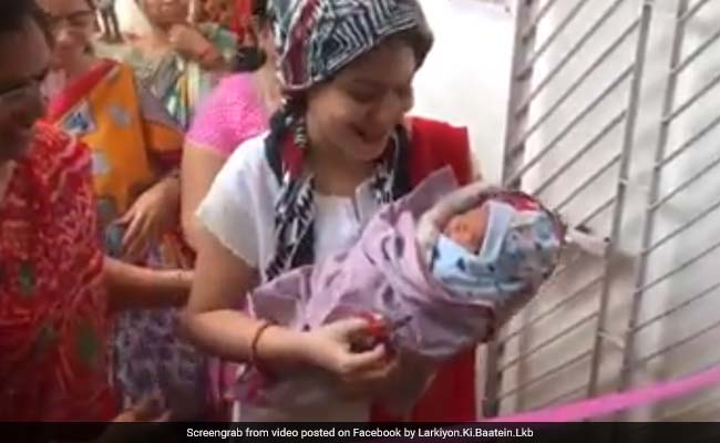 बेटी होने के बाद घर आई मां तो ऐसा हुआ स्वागत, देखें Viral Video