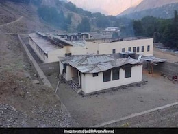 पाकिस्तान में आतंकवादियों ने 12 गर्ल्स स्कूलों को जलाया, लोगों ने इस तरह जताया विरोध पाकिस्तान में आतंकवादियों ने 12 गर्ल्स स्कूलों को जलाया, लोगों ने इस तरह जताया विरोध