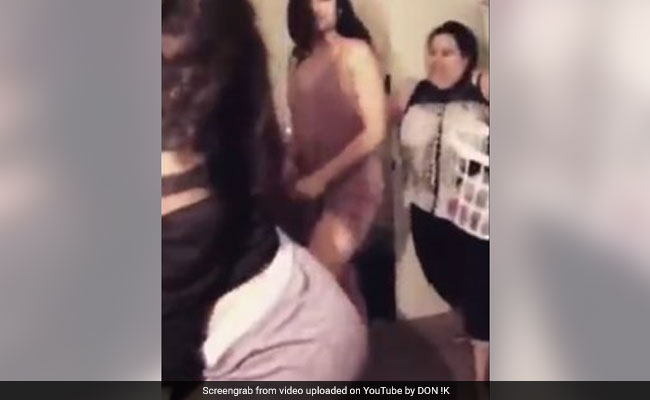 दरवाजा बंद करके लड़कियां कर रही थी कुछ ऐसा, मां ने अंदर घुसकर मारी चप्पलें