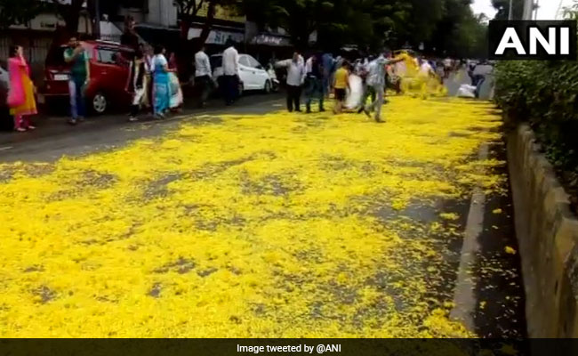 Army Major, Killed In Kashmir, Welcomed Home With A Shower Of Flowers