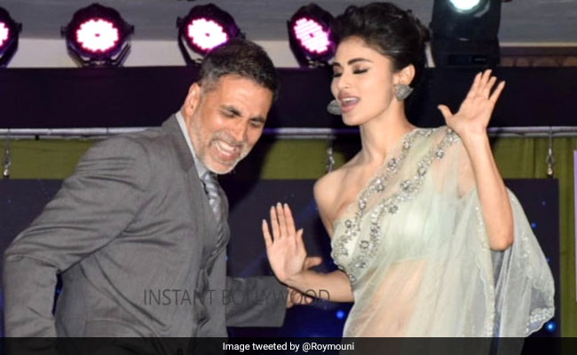 अक्षय कुमार ने डांस फ्लोर पर लगाई आग, मौनी राय के साथ जमकर किया डांस... देखें Video