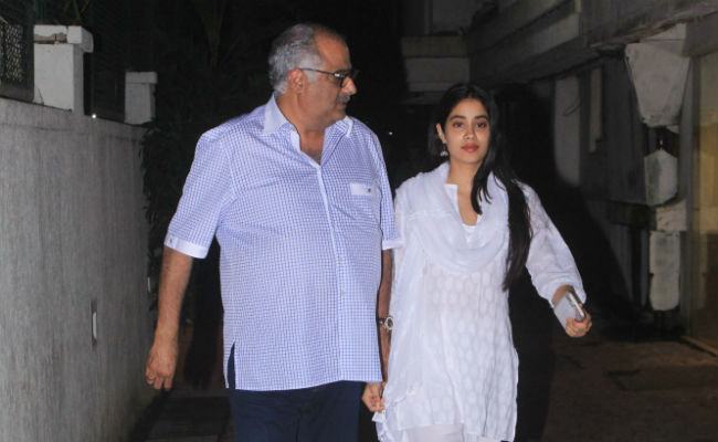 Kapoors Get Together: Janhvi, Khushi And Boney Kapoor Spend Quality Time With Arjun