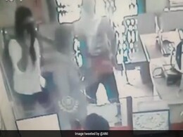 VIDEO: राजस्थान के सीकर में हथियारबंद लुटेरे ग्रामीण बैंक से ढ़ाई लाख रुपये लूटकर फरार VIDEO: राजस्थान के सीकर में हथियारबंद लुटेरे ग्रामीण बैंक से ढ़ाई लाख रुपये लूटकर फरार