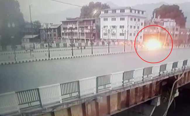 Kashmir Grenade Attack Caught On Camera. Two Cops Among 16 Injured