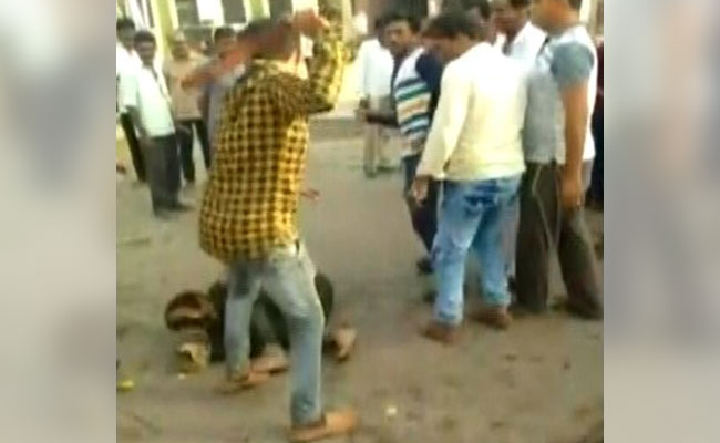 गुजरात में वायरल ऑडियो पर भीड़ की दरिंदगी, बच्चा चोरी के शक में 2 भीख मांगनेवालों को पीटा