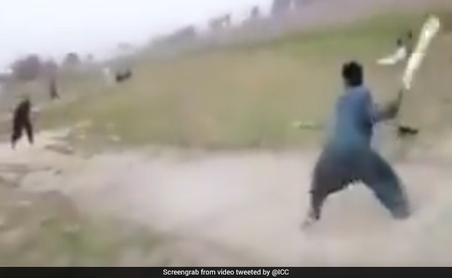 रहस्यमयी तरीके से बोल्ड हुआ बल्लेबाज, गली क्रिकेट को देख ICC भी हुआ हैरान