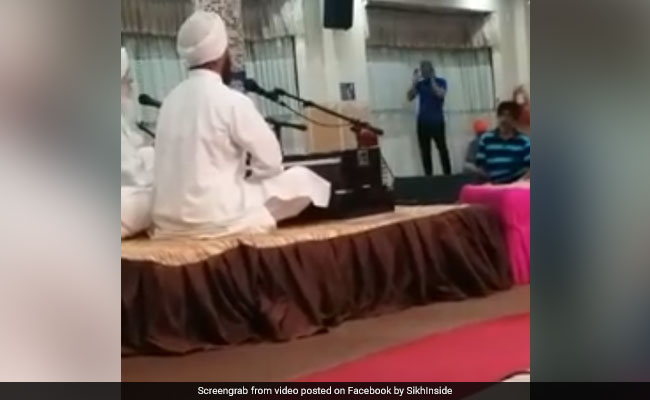 गुरुद्वारे में शख्स ने अदा की नमाज, Facebook पर वायरल हो रहा है VIDEO
