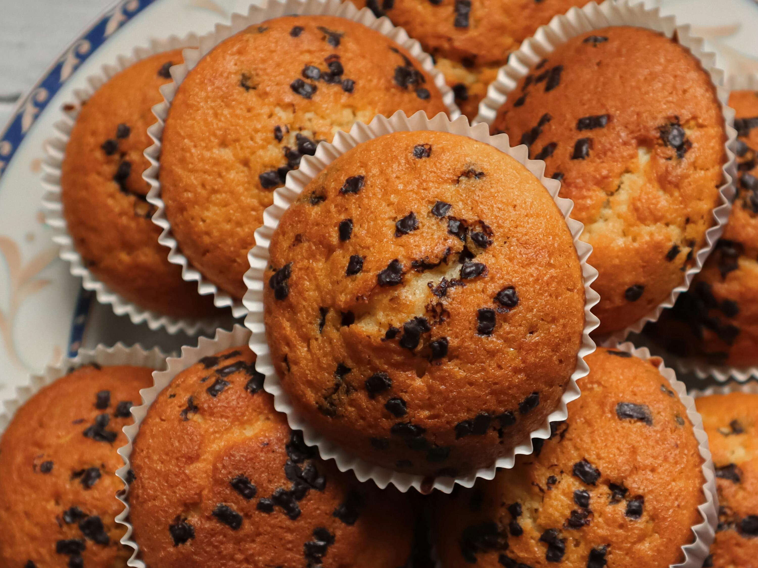 5 steps to make chocolate banana muffins