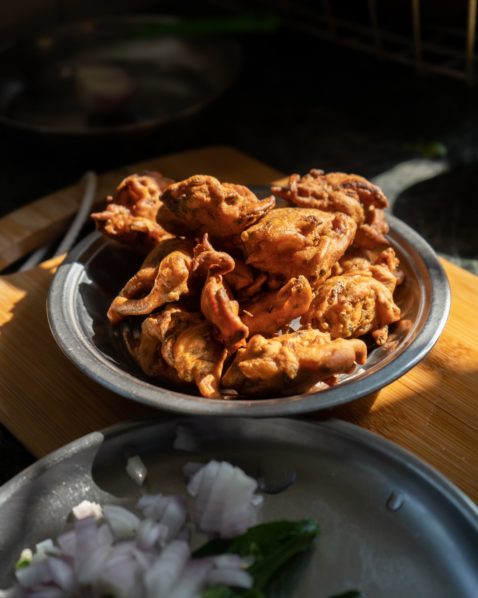 https://c.ndtvimg.com/gws/ms/7-types-of-aloo-pakora-you-must-try/assets/7.jpeg?1739532698=