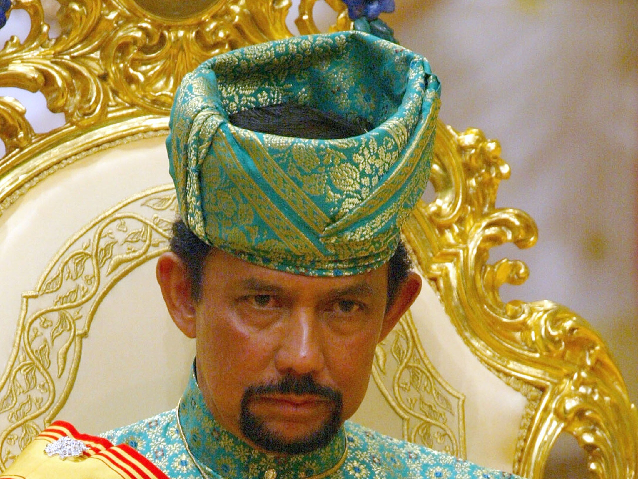 7000 कारें, प्राइवेट जेट, बाल कटवाने में ,000 खर्च… कौन हैं ब्रुनेई के