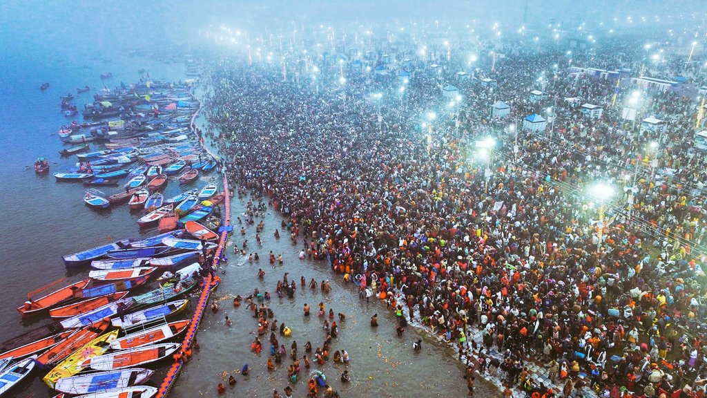 महाकुंभ 2025 शुरू, पहले दिन लाखों श्रद्धालुओं ने किया अमृत स्नान