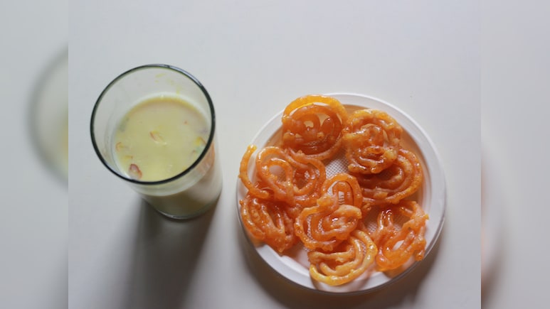 Jalebi History: दूध-जलेबी का इतिहास, मीठे स्वाद की पुरानी कहानी, जानिए कैसे भारत पहुंची ये स्वीट डिश