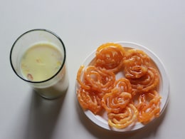 Jalebi History: दूध-जलेबी का इतिहास, मीठे स्वाद की पुरानी कहानी, जानिए कैसे भारत पहुंची ये स्वीट डिश Jalebi History: दूध-जलेबी का इतिहास, मीठे स्वाद की पुरानी कहानी, जानिए कैसे भारत पहुंची ये स्वीट डिश