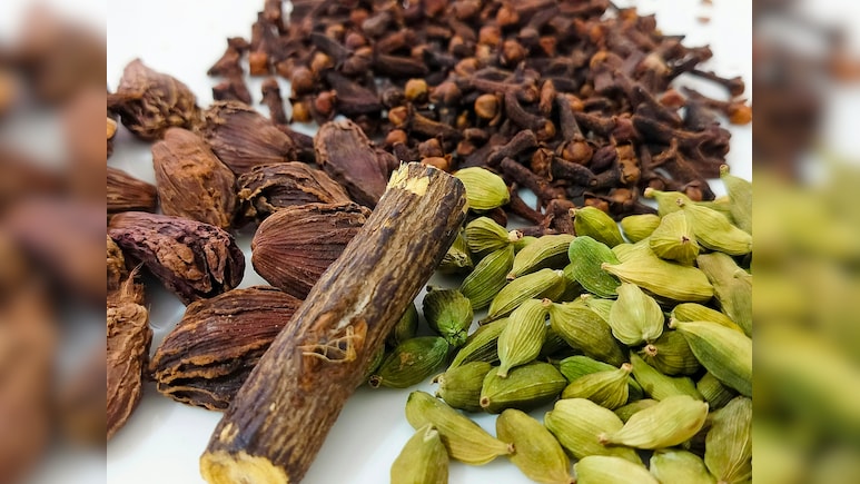 हर रोज खा लीजिए एक इलायची और एक लौंग, उसके बाद जो होगा आप सोच भी नहीं सकते हैं, इन 4 लोगों के लिए है औषधि हर रोज खा लीजिए एक इलायची और एक लौंग, उसके बाद जो होगा आप सोच भी नहीं सकते हैं, इन 4 लोगों के लिए है औषधि