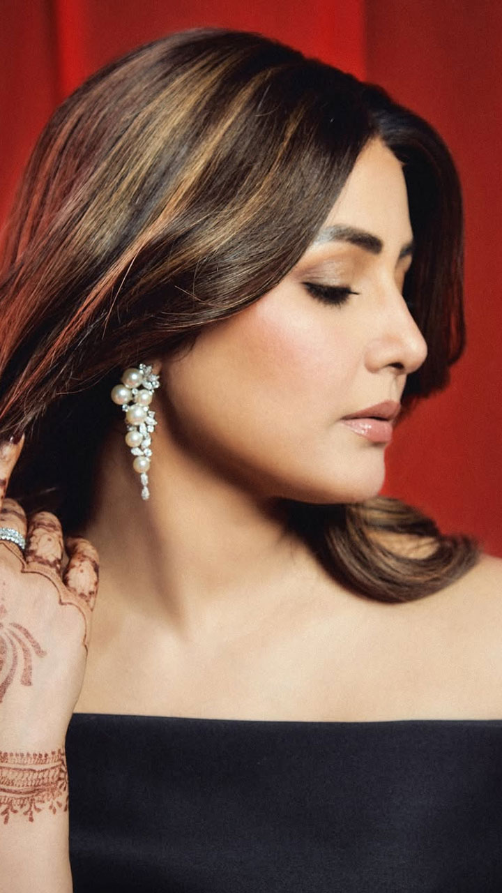 Hina Khan Oozes Oomph in Off-Shoulder Ensemble