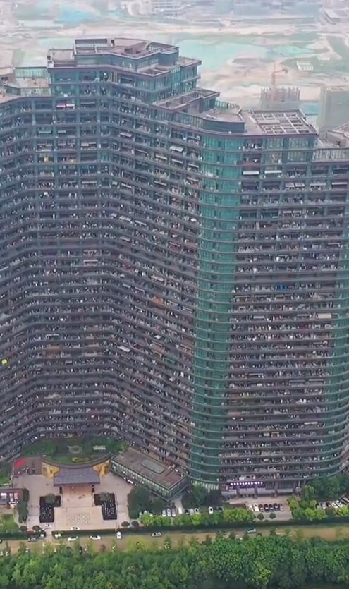 World's Largest Residential Building Houses 20,000 People