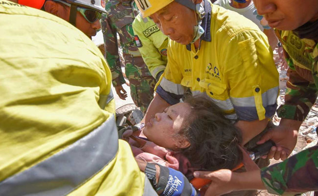 Number Of Dead From Indonesian Quake Tops 400, More Bodies Recovered