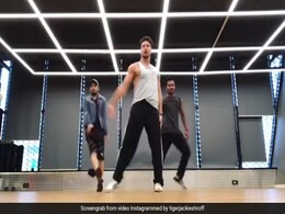 सलमान खान के गाने पर थिरके टाइगर श्रॉफ, दिशा पटानी से मिला ऐसा रिएक्शन... सलमान खान के गाने पर थिरके टाइगर श्रॉफ, दिशा पटानी से मिला ऐसा रिएक्शन...