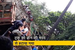 मुंबई : विद्याविहार रेलवे स्टेशन के पास ट्रक पलटा, 6 लोग दबे मुंबई : विद्याविहार रेलवे स्टेशन के पास ट्रक पलटा, 6 लोग दबे