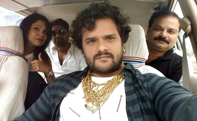 Khesari Lal Yadav ने दिखाई सोने की चमक और 40 गाड़ियों का टशन, भोजपुरी स्टार यूं प्रमोट कर रहे अपनी फिल्म