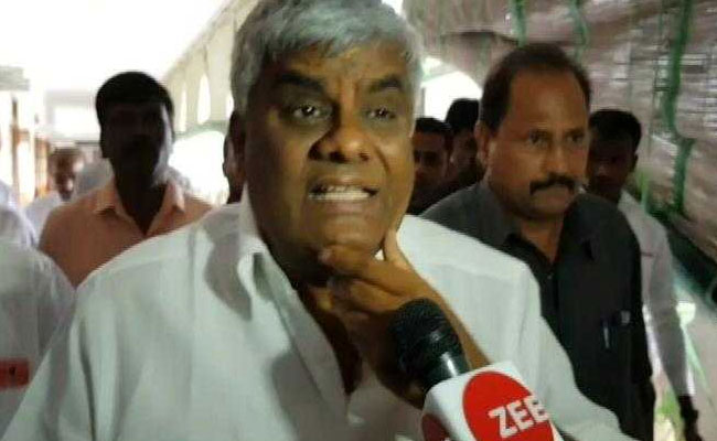 कर्नाटक में सरकार बचाने को ज्योतिषी का सहारा, कद्दावर नेता करते हैं हर दिन 400 किलोमीटर का सफर, जानें पूरा मामला