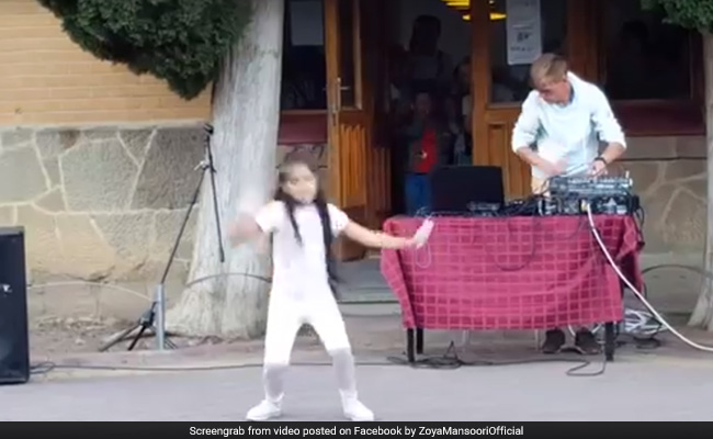 सपना चौधरी का विदेशों में भी जलवा, बच्ची ने सड़क पर किया उनसे भी ज्यादा धांसू डांस, Video हुआ वायरल