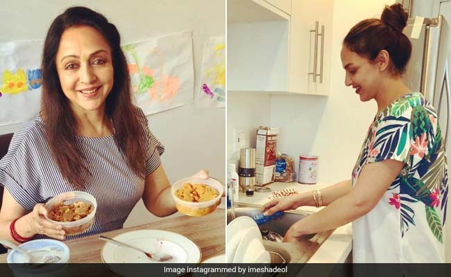 Hema Malini ने बनाया खाना तो बेटी Esha ने धोए बरतन, देखें फोटो