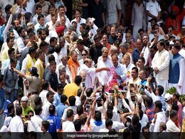 पूर्व प्रधानमंत्री अटल बिहारी वाजपेयी की अस्थियां संगम में विसर्जित  पूर्व प्रधानमंत्री अटल बिहारी वाजपेयी की अस्थियां संगम में विसर्जित