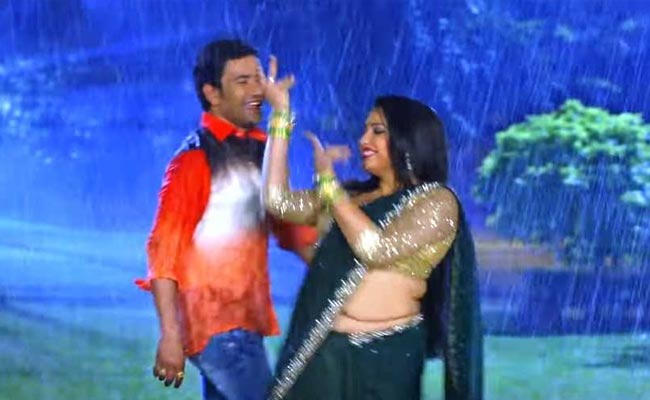 सावन के आते ही आम्रपाली दुबे और निरहुआ ने लगाई आग, बारिश में यूं मस्त होकर नाचे वीडियो हुआ वायरल