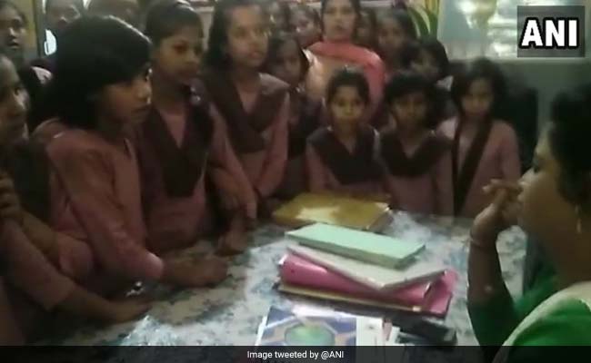 छात्राओं का आरोप- वार्डन मैडम रात को भूत की तरह कपड़े पहन करती हैं छेड़छाड़