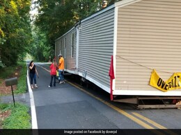 Somebody Left A House In The Middle Of A Road And Everyone Is Baffled Somebody Left A House In The Middle Of A Road And Everyone Is Baffled