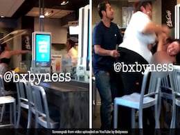 McDonald’s में दो महिलाओं के बीच हुई फाइट, ऐसे जड़े एक दूसरे को थप्पड़, वीडियो हुआ Viral McDonald’s में दो महिलाओं के बीच हुई फाइट, ऐसे जड़े एक दूसरे को थप्पड़, वीडियो हुआ Viral