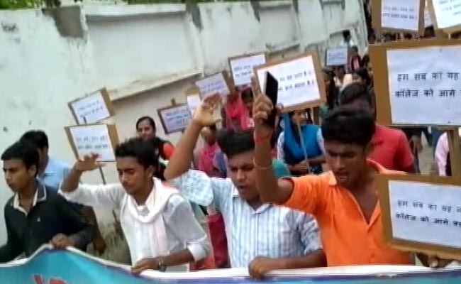 साल भर पहले खुला कॉलेज कहां गया?