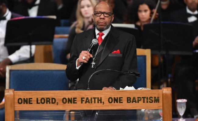 Aretha Franklin's Family Blasts Pastor's 'Offensive And Disrespectful' Eulogy