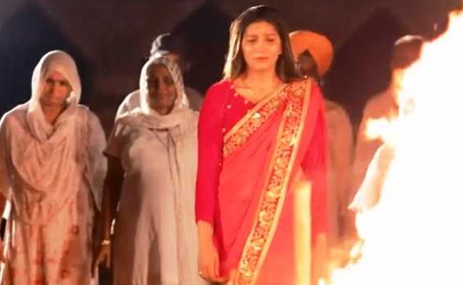 सपना चौधरी ने नम आंखों से भाई को दी 'आखिरी विदाई', बेटे को दी ये नसीहत; Video Viral