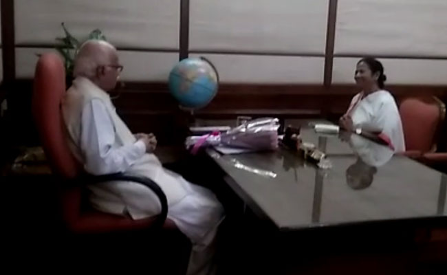 VIDEO: बीजेपी के वरिष्‍ठ नेता लाल कृष्‍ण आडवाणी से मिलीं ममता बनर्जी, पांव भी छुए