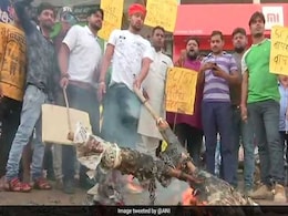 SC/ST Act के खिलाफ भारत बंद करवाने सड़क पर उतरे सवर्ण, प्रदर्शनकारियों ने आगरा- ग्वालियर हाईवे बंद किया SC/ST Act के खिलाफ भारत बंद करवाने सड़क पर उतरे सवर्ण, प्रदर्शनकारियों ने आगरा- ग्वालियर हाईवे बंद किया