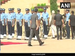 बेहोश हुआ वायुसेना का जवान, पास जाकर पीएम मोदी ने कहा- सेहत का ध्यान रखो बेहोश हुआ वायुसेना का जवान, पास जाकर पीएम मोदी ने कहा- सेहत का ध्यान रखो