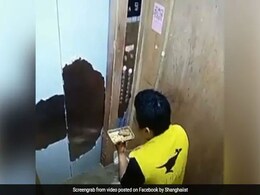 VIDEO: लिफ्ट में डिलीवरी बॉय ने की खाने के साथ ऐसी हरकत, देखकर आपको भी आ जाएगा गुस्सा VIDEO: लिफ्ट में डिलीवरी बॉय ने की खाने के साथ ऐसी हरकत, देखकर आपको भी आ जाएगा गुस्सा