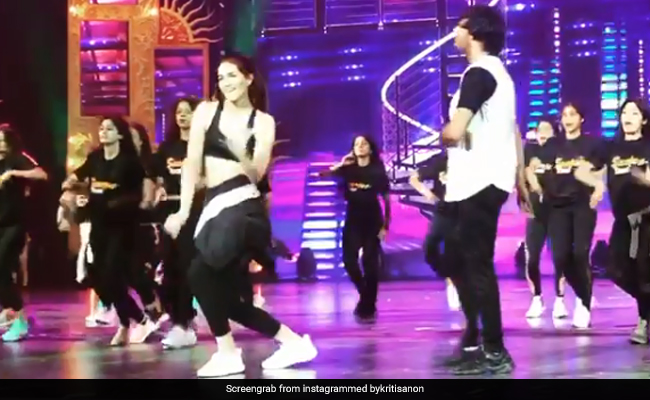 IIFA 2018: कृति सेनन ने डांस रिहर्सल का वीडियो किया शेयर, इस गाने पर लगाएंगी ठुमके
